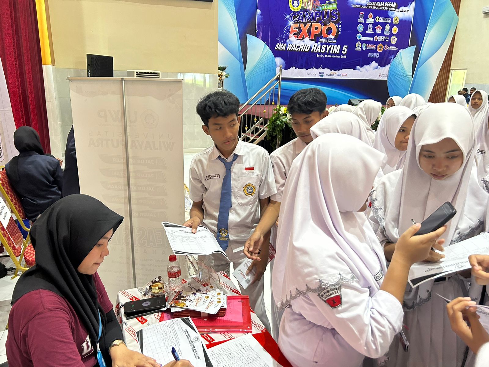 UNTAG) Surabaya turut berpartisipasi dalam kegiatan pameran kampus yang diselenggarakan di SMA Wachid Hasyim 5 Surabaya