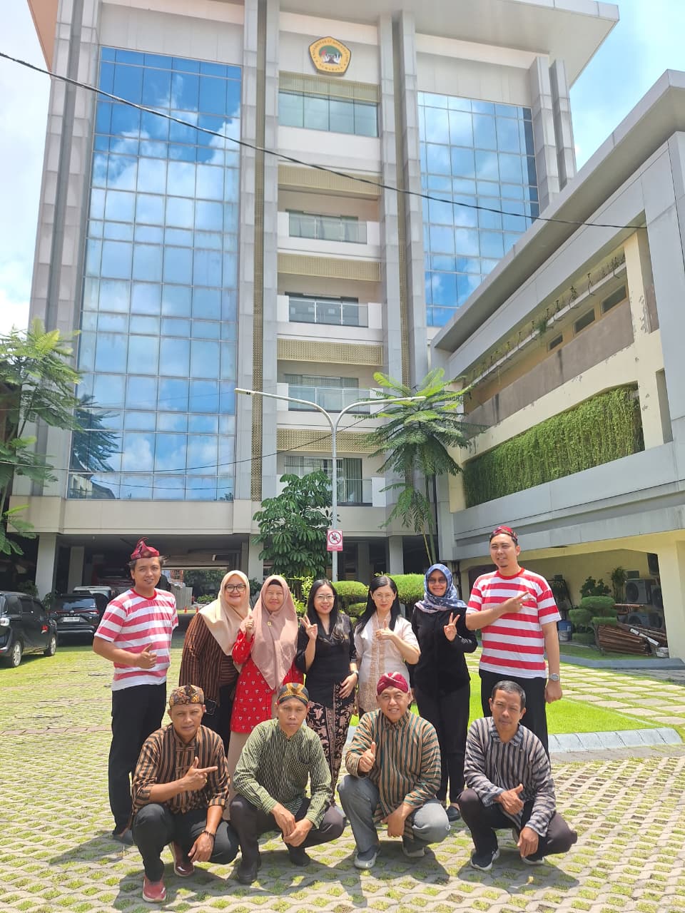 Momen Unik Jelang Libur Lebaran, Tendik FISIP Untag Surabaya Kenakan Pakaian Adat